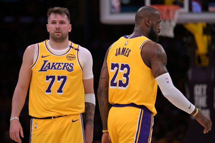 En un gran gesto, LeBron permitió que Doncic fuera presentado en el último lugar del quinteto inicial, el lugar habitualmente reservado para la estrella del equipo. Foto Jayne Kamin-Oncea- Reuter