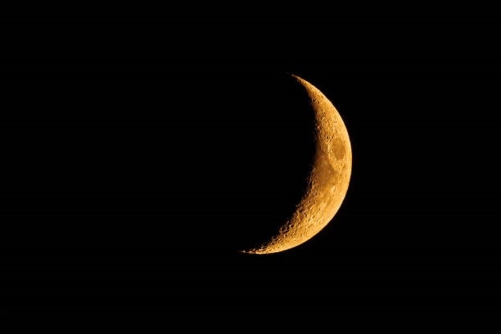 La luna creciente da inicio al Ramadán.