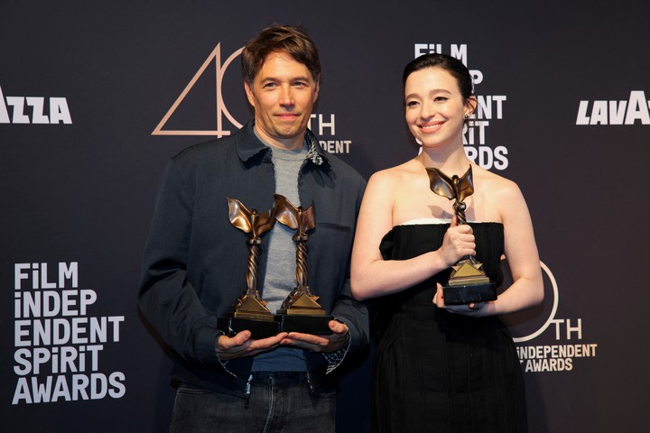 Sean Baker, mejor director, y Mikey Madison, mejor actuación protagónica, por "Anora", la gran ganadora de la noche. Foto Reuters