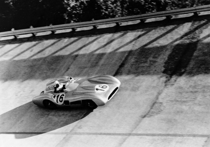 El Mercedes-Benz W 196 R corriendo en Monza, Italia.