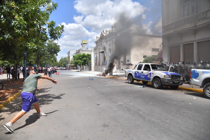 La marcha para pedir Justicia por el delivery asesinado en Moreno terminó con incidentes entre los manifestantes y la Policía bonaerense.  Foto Enrique García Medina