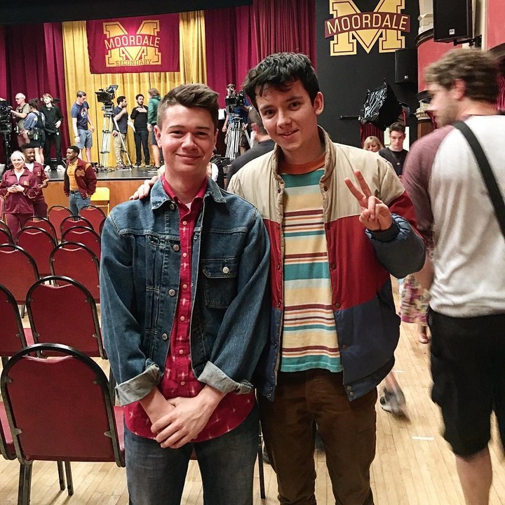 Alexander Westwood junto a Asa Butterfield, el actor que protagonizó Sex Education (Foto: Instagram @alexander.westwood)
