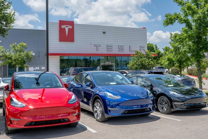 El Dacia Sandero destronó al Tesla Model Y. Foto: Brandon Bell / GETTY IMAGES NORTH AMERICA / Getty Images via AFP.