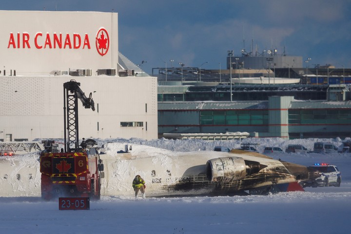 Así quedó el avión de la aerolínea Delta que se dirigía de Minneapolis a Toronto se estrelló en el aeropuerto canadiense Pearson. Foto: REUTERS