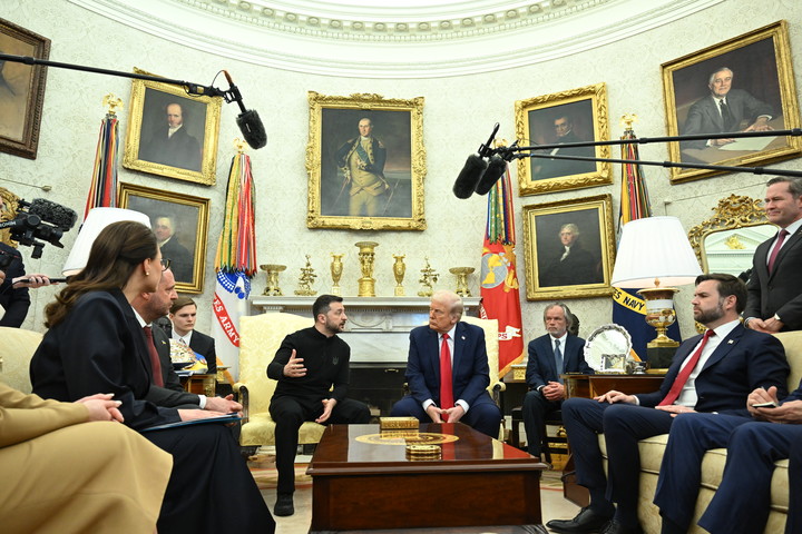 La escena que sorprendió al mundo: la ríspida reunión entre Donald Trump y Volodimir Zelenski en el Salón Oval, este viernes. Foto: AFP