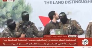 uno de los rehenes fue obligado a besar a dos terroristas de Hamas antes de recuperar la libertad