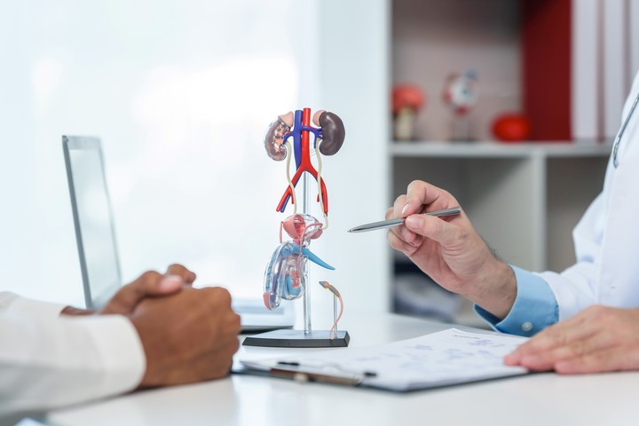 Si hay síntomas como dolor al orinar o un incremento en la frecuencia, aconsejan consultar de manera temprana. Foto Shutterstock.