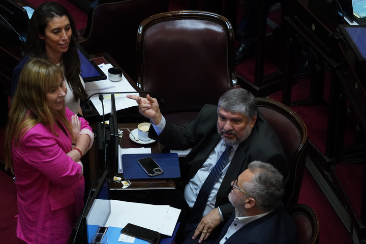 José Mayans con otros senadores peronistas. Foto: Juano Tesone.