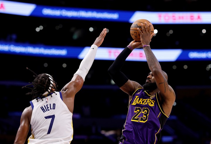 LeBron James lanza sobre Buddy Hield en la NBA. Foto AP