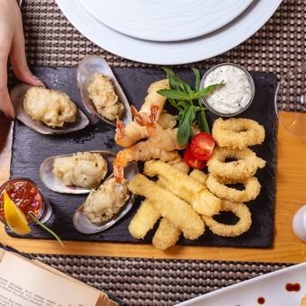 El bodegón escondido de La Paternal que sorprende con su picada de mariscos y carnes poco comunes