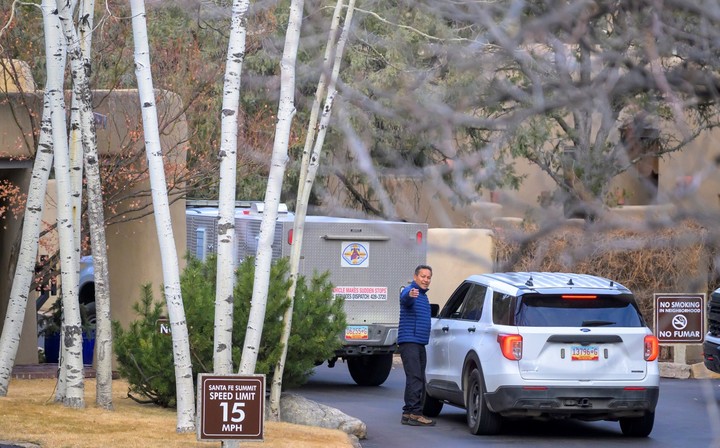 Continúan las pericias en las casa del actor Gene Hackman y su esposa (AP Photo/Roberto E. Rosales)