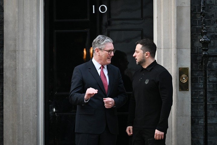 Volodimir Zelenski y Keir Starmer, en la embemática puerta de la residencia oficial británica, en Londres, este sábado. Foto: BLOOMBERG  