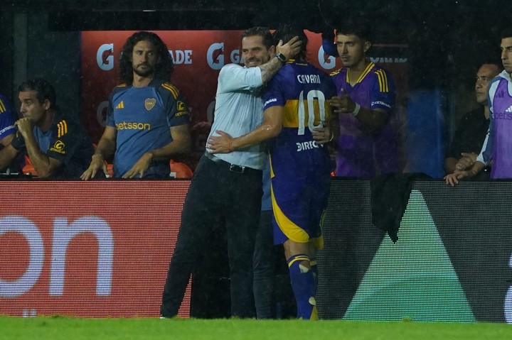 Gago saluda a Cavani, de mala noche en la Bombonera. Foto: Juano Tesone