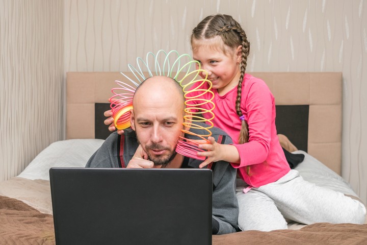 El formato híbrido, con algunos dias en la oficina y otros en casa, es el que en general se terminó imponiendo en las empresas. Foto: Shutterstock.