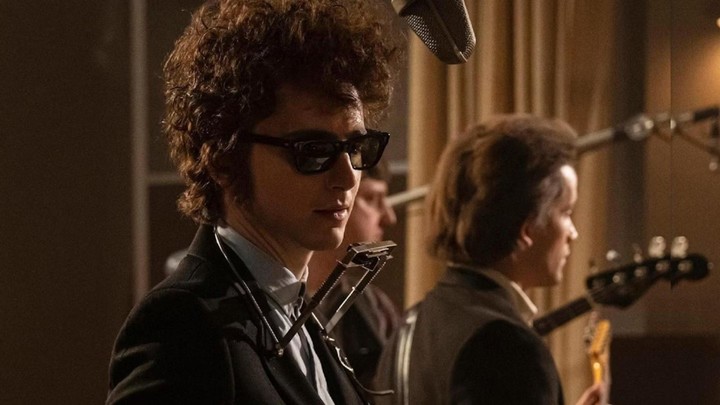 Timothée Chalamet es Bob Dylan en la multinominada "Un completo desconocido".