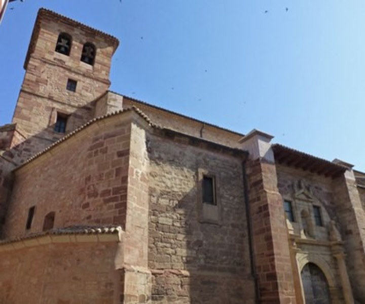 Uno de los atractivos del pueblo: la Iglesia de Santa María la Mayor, del siglo XV. Su torre es conocida como la Torre de Pisa española por su inclinación. Foto: Turismo Castilla la Mancha.