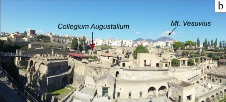 Vista panorámica hacia el este de las ruinas de Herculano con el volcán Vesubio al fondo y la ubicación del Collegium Augustalium dentro de la ciudad (Giordano et al. /Scientific Reports).