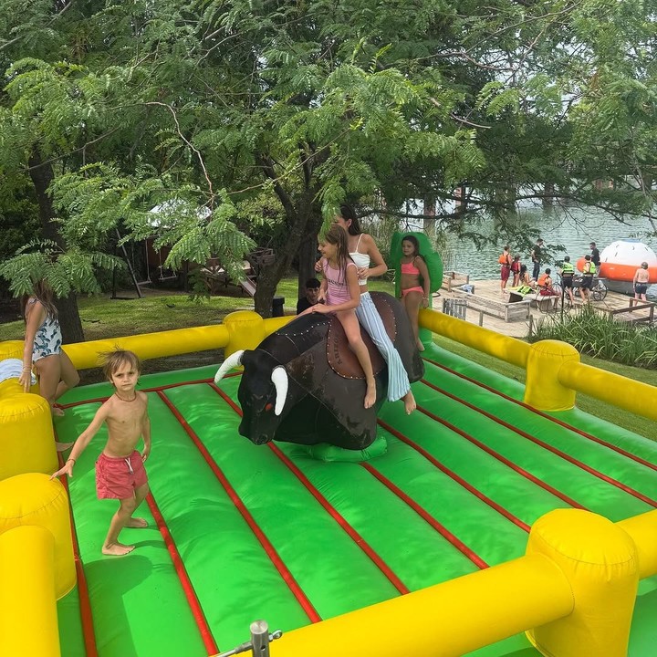 Además de una cancha de fútbol inflable, hubo un toro mecánico. Foto: Instagram