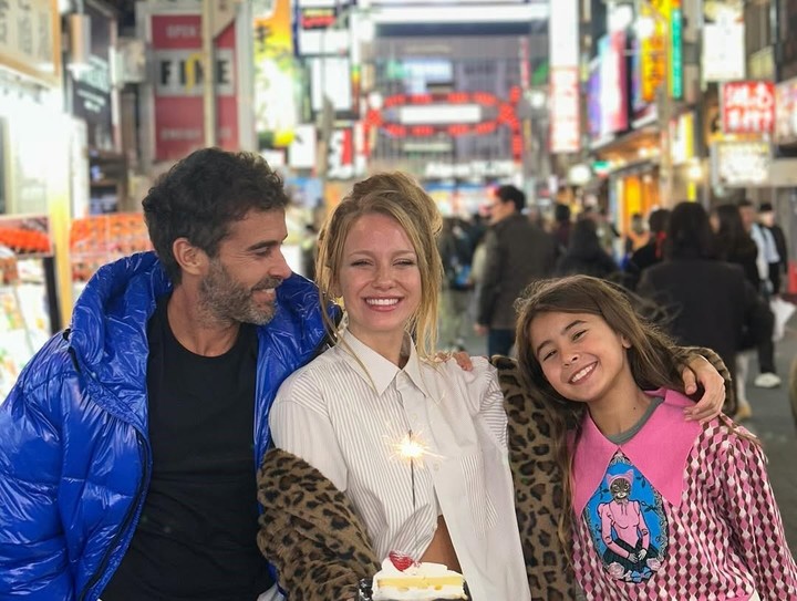 Nicolás Cabré, Rocío Pardo y Rufina Cabré, sonrientes en Tokio. Foto: Instagram.