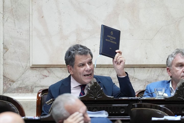 Facundo Manes. El ejemplar de la Constitución nacional que usó el sábado, ya lo había utilizado en Diputados. Foto Twitter