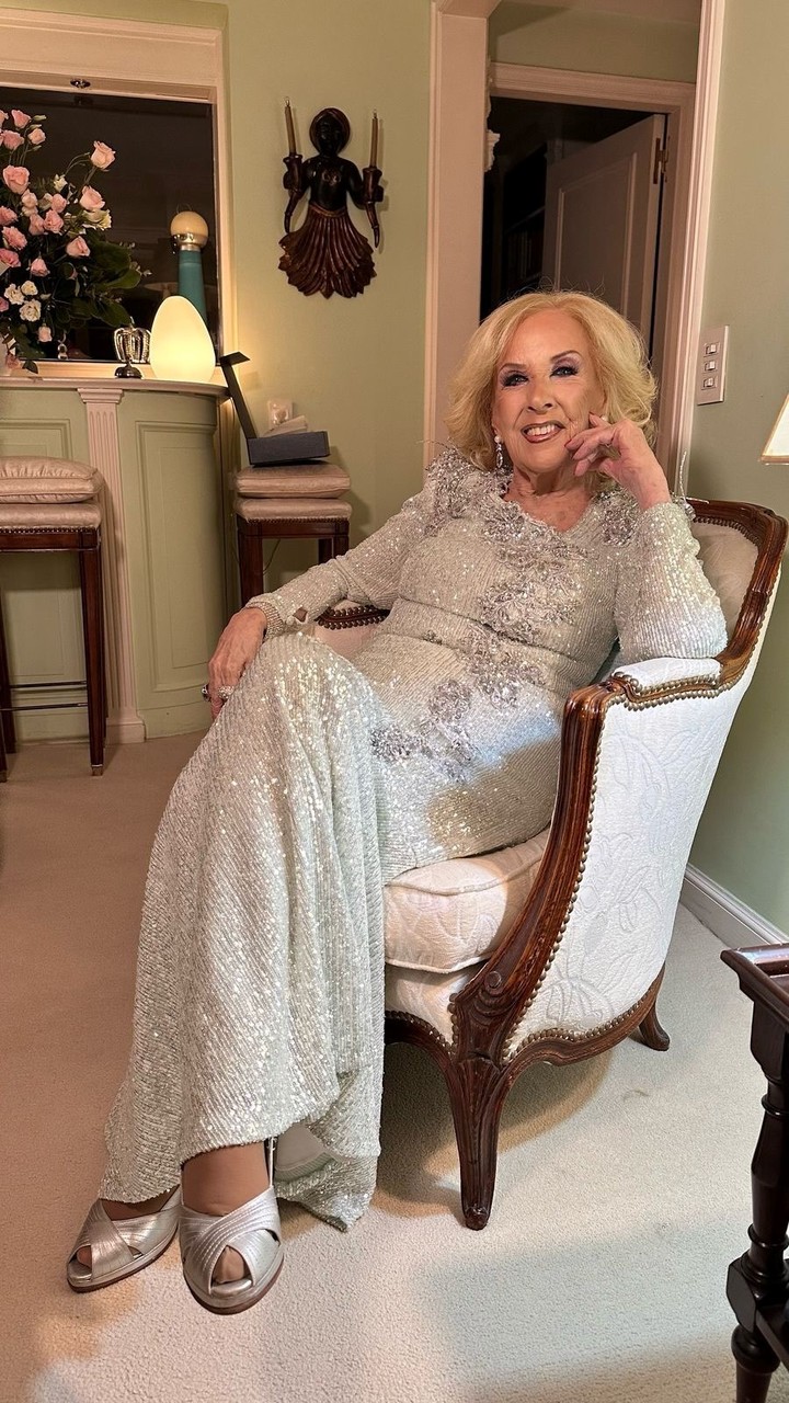 El look de Mirtha Legrand para su festejo de cumpleaños. La foto la compartió la diva en sus redes. Foto: Instagram.