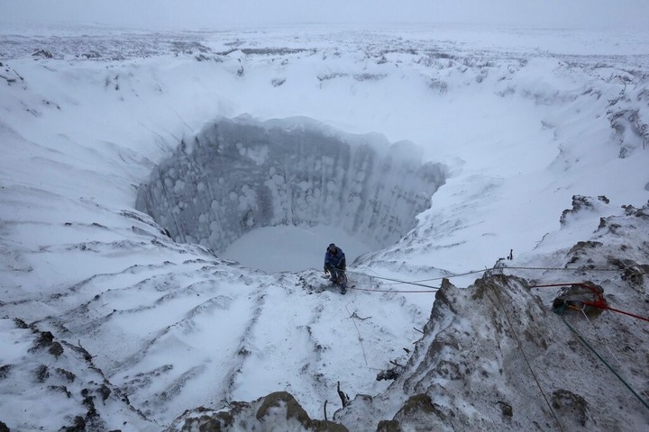 El Océano Glaciar Ártico es el más frío del planeta. Cráter en la península de Yamal en el norte de Siberia./ Foto: Vladimir Pushkarev/ Centro Ruso de Exploración del Ártico, vía Reuters.