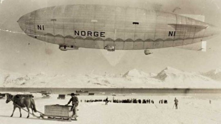 El 11 de mayo de 1926, el primero en llegar al Polo Sur en 1911, el noruego Roald Amundsen, desembarcaba en el Polo Norte, en el Ártico, trayendo evidencias en el dirigible Norge junto al ingeniero italiano Umberto Nobile./ Imagen Cordon Press.