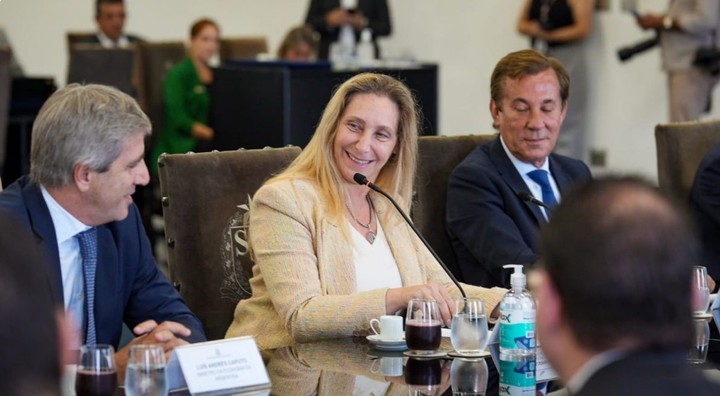 El ministro de Economía, Luis Caputo, con Karina Milei, secretaria general de la Presidencia  con las autoridades de la Federación de Industrias de San Pablo, en Brasil, a principios de diciembre. Con ellos, el embajador Kreckler que le consiguió un premio a la hermana del Presidente.