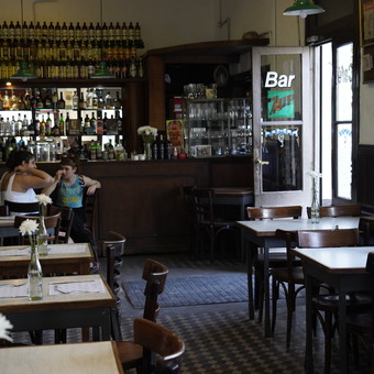 Un clásico de Barracas: el café notable que supo reinventarse sin perder su esencia y es un emblema del barrio