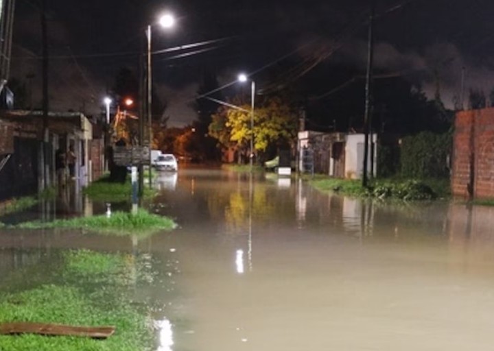 La localidad de Berisso totalmente inundado tras la tormenta desatada anoche. Foto: Captura de video.