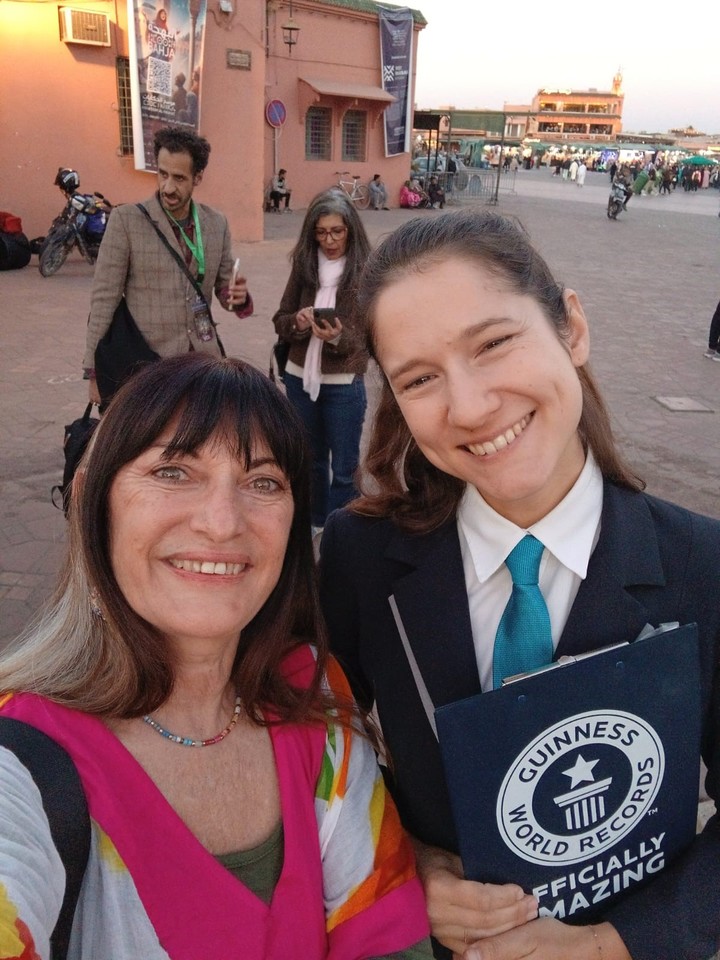 Anouk Detimary, la jueza del Guiness, junto a La Juje. 