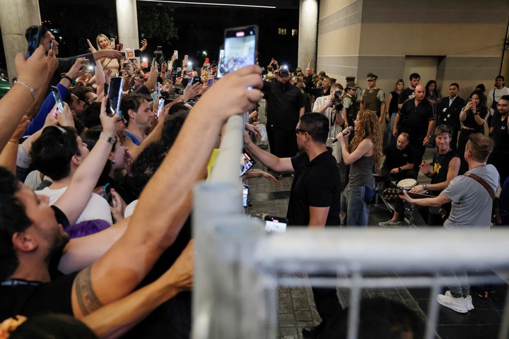 Shakira enloqueció a los fanáticos que la esperaban en la puerta del hotel de Santiago, antes de su viaje a Argentina, donde continuará su gira. EFE/Javier Torres