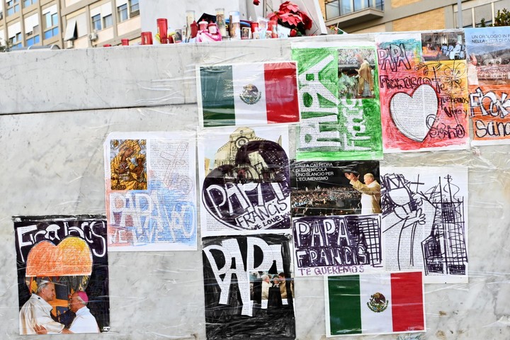 Dibujos y mensajes para el Papa Francisco, frente al hospital donde está internado. Foto: EFE