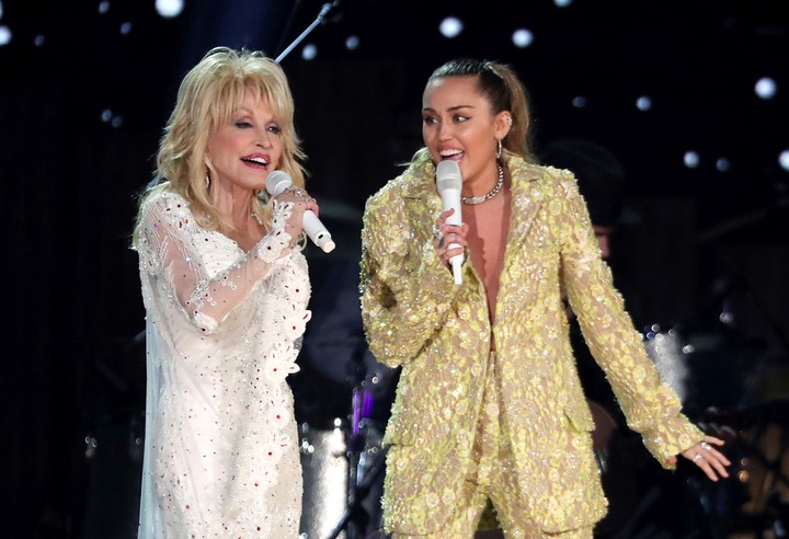 Dolly Parton y Miley Cyrus cantan el hit "Jolene" en los Grammy Awards 2019. Foto: AP