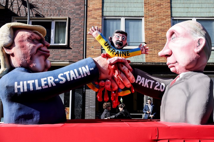 Muñecos de Donald Trump, Vladimir Putin y Volodimir Zelenski, durante un desfile de carnaval en Dusseldorf, Alemania. Foto: EFE 