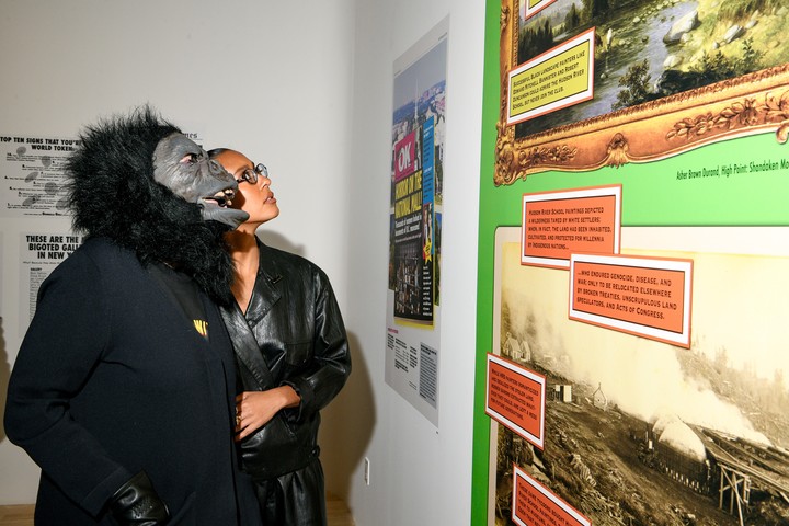 Con 40 años de lucha feminista en el arte, las Guerrilla Girls sacuden Nueva York con "Discrimi-NATION". Foto: gentileza.