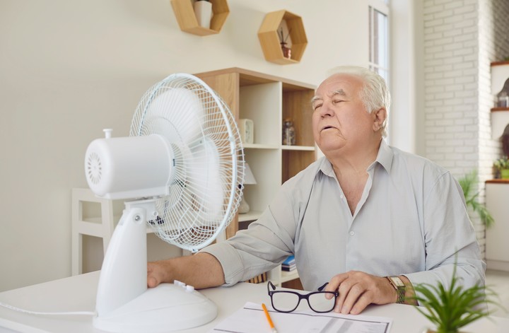 Mientras se espera la ayuda, enfriar el cuerpo con lo que se tenga a mano. Foto Shutterstock.