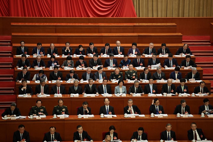 Los delegados asisten a la ceremonia de apertura de la Tercera Sesión de la XIV Asamblea Popular Nacional de China en el Gran Salón del Pueblo en Beijing, China, el 5 de marzo de 2025. EFE/EPA/ANDRES MARTINEZ CASARES