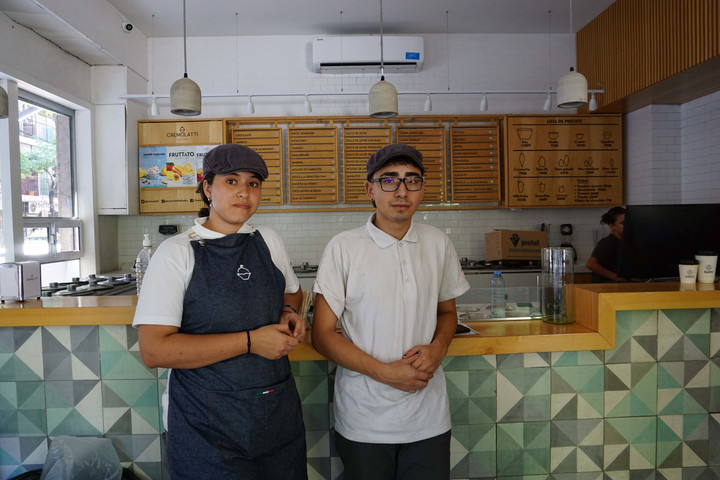 Los empleados de Cremolatti no pueden vender helados hasta que vuelva luz. "Tenemos miedo que se pierda la cadena de frío".

Foto: Fernando de la Orden 