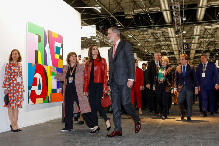 Los reyes Felipe VI y Letizia recorrieron este miércoles la feria ARCOmadrid. Foto EFE/ Juanjo Martín