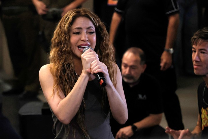 La cantante colombiana Shakira cantó a sus seguidores frente al Hotel Mandarin, donde se alojaba en Chile. EFE/Javier Torres.