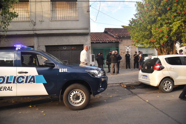 Operativo de la Policía Federal en Ituzaingó al 4600. Foto Enrique García Medina.