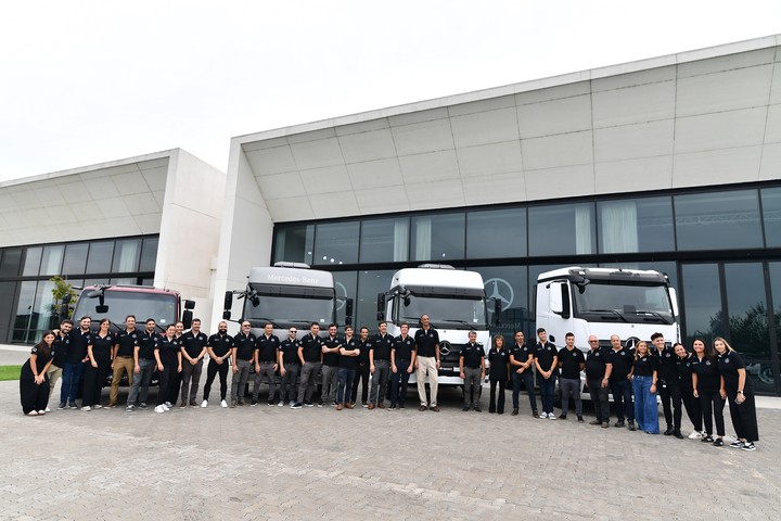 La foto con la que se cerró el evento de Mercedes-Benz Camiones y Buses.