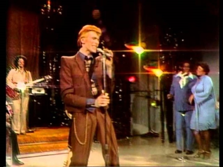 David Bowie en vivo en la televisión estadounidense en la época de "Young Americans", con su banda de músicos negros. Captura TV.