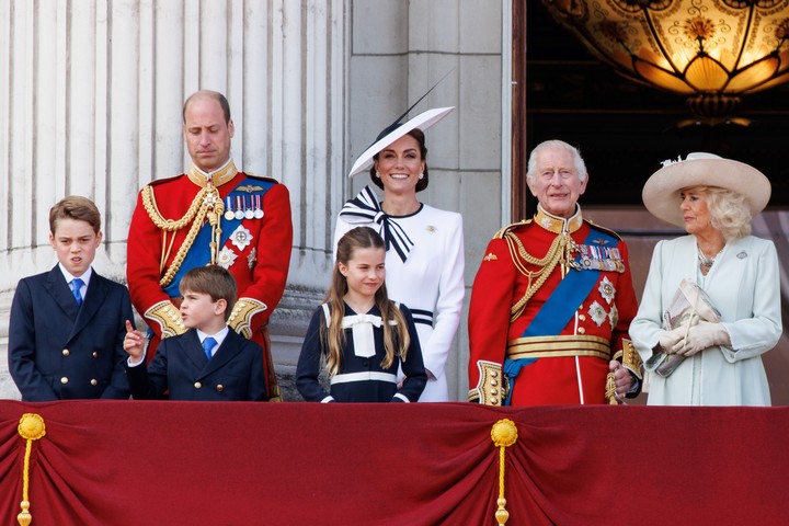 El príncipe William junto a su familia y el rey Carlos III. Foto: EFE.