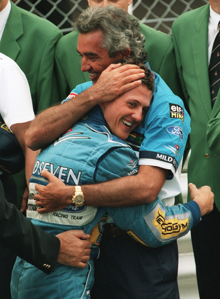 El abrazo de Michael Schumacher con Flavio Briatore en 1994. Foto de AP