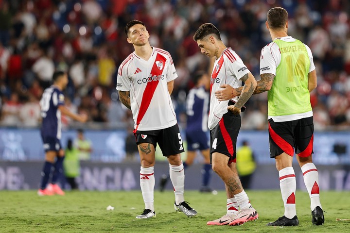 Matías Kranevitter y Gonzalo Montiel, tras la derrota en la final de la Supercopa Internacional. (EFE/ Juan Pablo Pino)