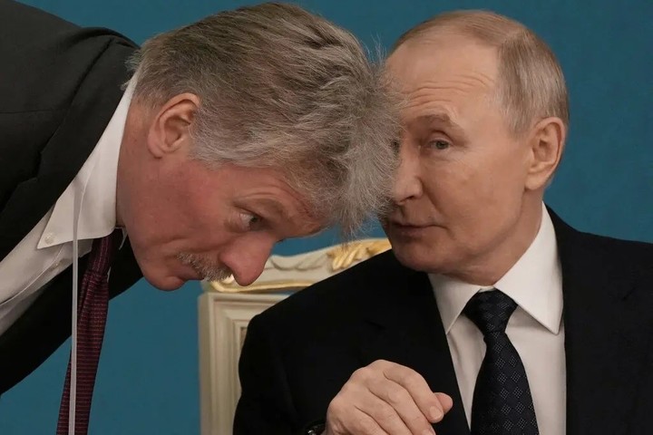 El presidente de Rusia, Vladimir Putin, y el portavoz del Kremlin, Dmitry Peskov. Foto: REUTERS  