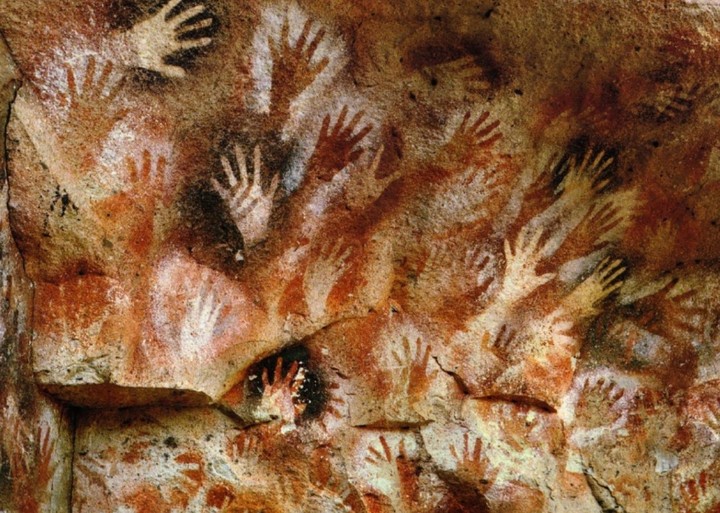 Las pinturas rupestres de la Cueva de las Manos son un testimonio invaluable de las culturas antiguas de la Patagonia, representando escenas de la vida cotidiana y creencias espirituales de hace más de 9.000 años. Foto: inapl.cultura.gob.ar.