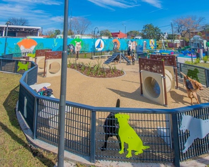 “Plaza Bruno”, posee una zona para perros con forma de hueso